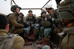 ガザ南部近郊を移動するイスラエル軍の車両＝１２月４日