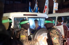 人質を乗せてラファ検問所に向かう赤十字の車両の警備にあたるハマスとイスラム聖戦の戦闘員＝１１月２８日