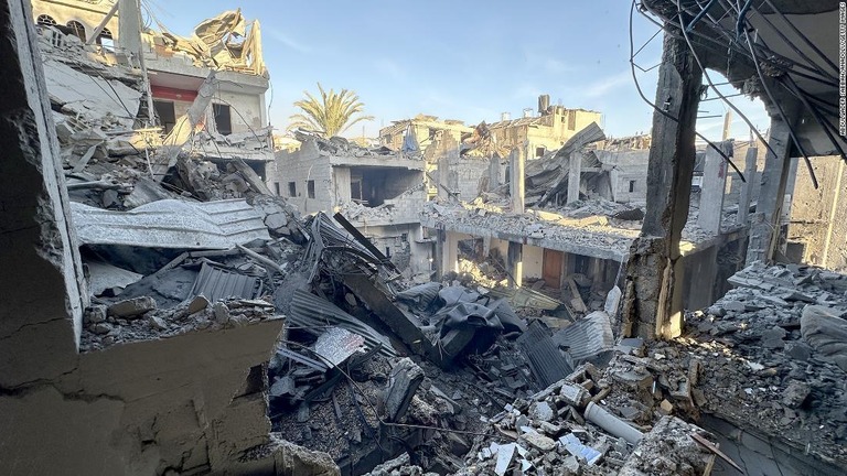 イスラエル軍の攻撃で破壊された建物＝１７日、パレスチナ自治区ガザ地区ジャバリヤ/Abdulqader Sabbah/Anadolu/Getty Images