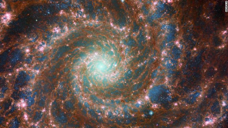 地球から３２００万光年離れた「ファントム銀河」の新たな画像/NASA/ESA