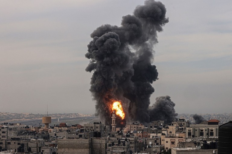 イスラエル軍からの攻撃により立ち上る煙＝２０日、パレスチナ自治区ガザ地区/Said Khatib/AFP/Getty Images