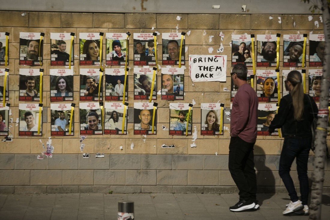 壁に掲載された人質となった人々の写真=イスラエル・テルアビブ/Amir Levy/Getty Images