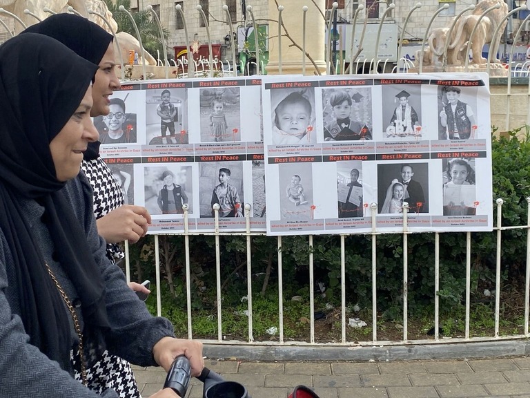 イスラエルとの戦争により殺害された子どもたちの写真＝パレスチナ自治区ヨルダン川西岸ラマラ・アルマナラ広場/Abeer Salman/CNN