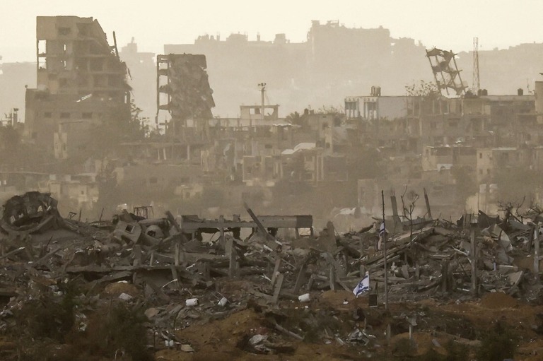 イスラエル側から見たパレスチナ自治区ガザ地区＝１２日/Clodagh Kilcoyne/Reuters