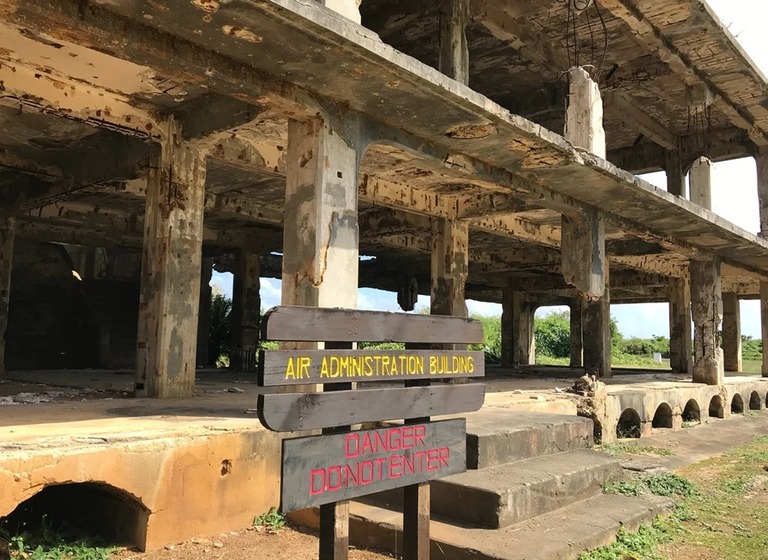 テニアン島の北部にある飛行場の廃虚となった建物。第２次世界大戦中に使用されていた＝２０２０年１月/Brad Lendon/CNN