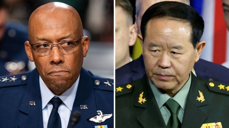 米軍制服組トップのブラウン統合参謀本部議長（左）と中国軍の劉振立連合参謀部参謀長/Getty Images, Reuters