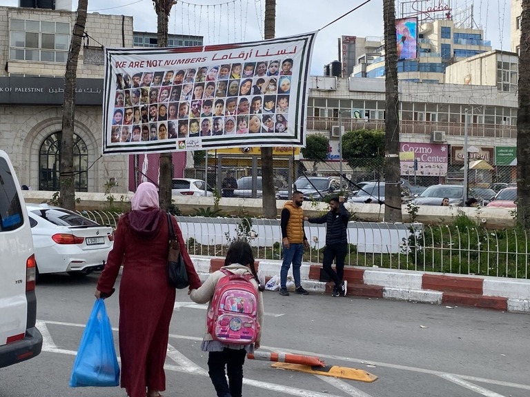 ヨルダン川西岸ラマラのアルマナラ広場を歩く人/Abeer Salman/CNN