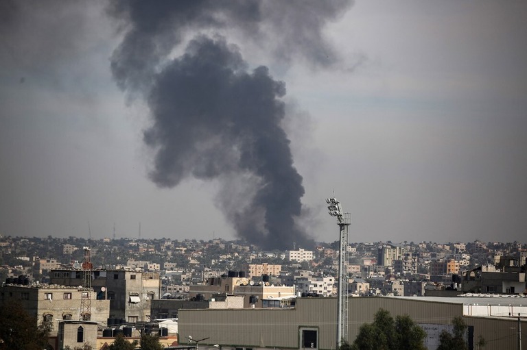 煙が立ち上るパレスチナ自治区ガザ南部ハンユニスの町＝２０日/Ahmad Hasaballah/Getty Images