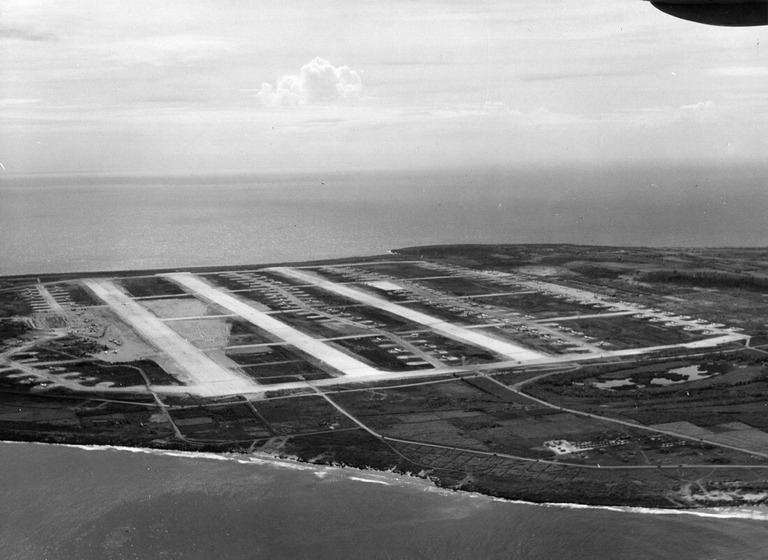 北マリアナ諸島テニアン島のノース・フィールド飛行場＝１９４５年３月３１日/PhotoQuest/Archive Photos/Getty Images