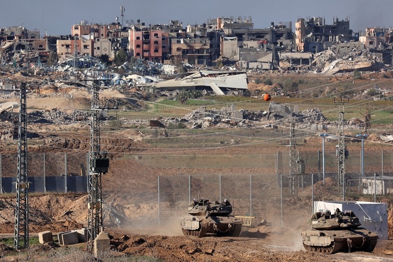 イスラエルの戦車がガザ北部からイスラエル南部のガザ地区との境界付近に戻る＝１６日/Gil Cohen-Magen/AFP/Getty Images