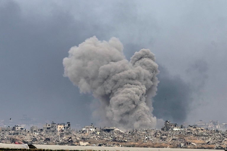 イスラエル側から眺めた煙の立ち上るガザ地区北部＝１２月２１日撮影/Maja Hitij/Getty Images