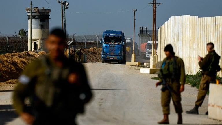 エジプトからガザへと通じるルートへ走行してくる支援物資輸送用のトラック/Clodagh Kilcoyne/Reuters