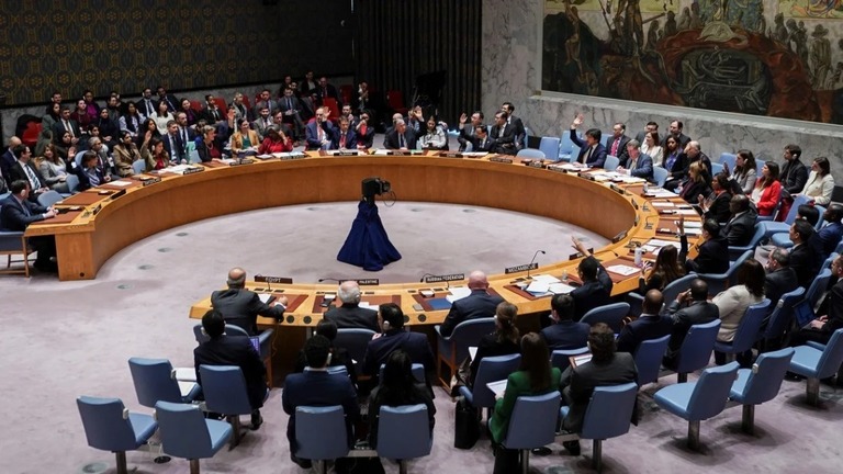 国連安保理がガザ全域での「緊急かつ長期の人道休止と回廊設置」を求める決議案を採択/David Dee Delgado/Reuters
