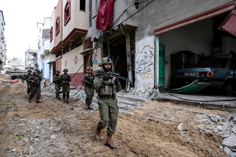 ガザ市のシャジャイヤ地区で作戦を遂行するイスラエル軍の兵士ら＝１２月８日撮影/Yossi Zeliger/Reuters