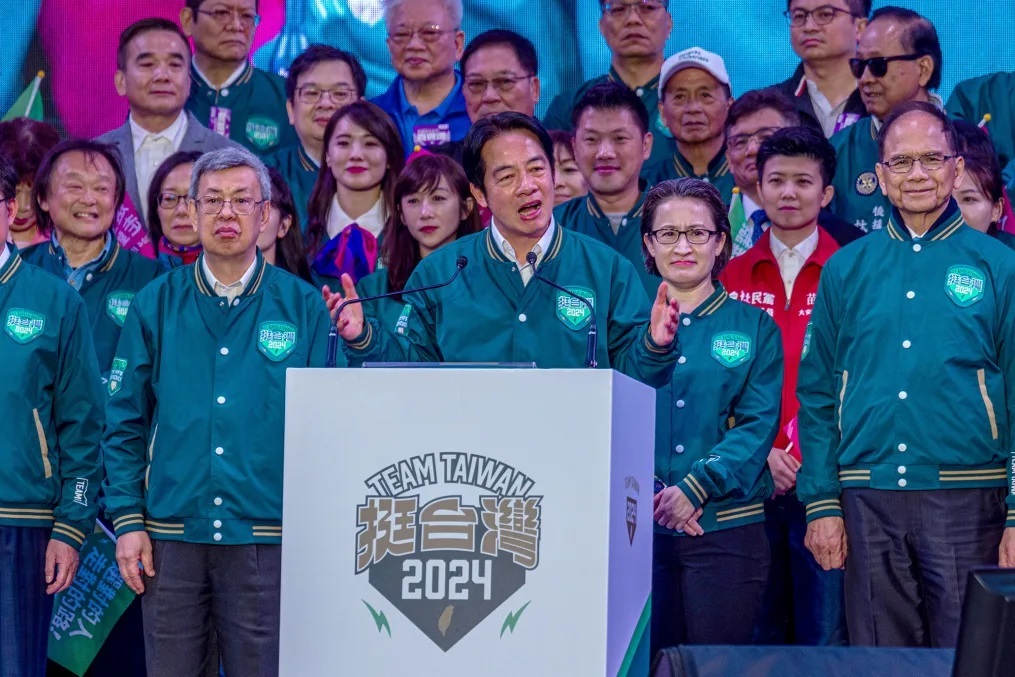 台北で演説する与党・民進党の総統選候補者、頼清徳氏(中央)/Annabelle Chih/Getty Images