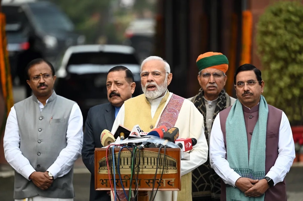 印議会予算委員会の冒頭で発言するモディ首相/Sajjad Hussain/AFP/Getty Images