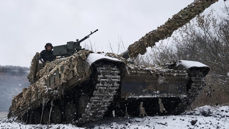 東部バフムート近郊で戦闘任務にあたるウクライナ軍の戦車＝８日/Kostya Liberov/Libkos/Getty Images