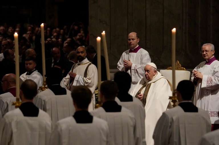 クリスマス・イブのミサを行うローマ教皇フランシスコ＝２４日、バチカンのサンピエトロ大聖堂/Gregorio Borgia/AP