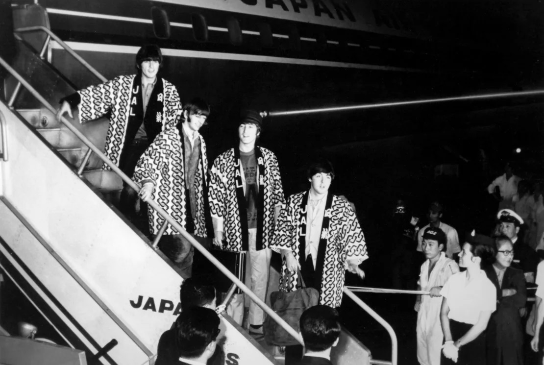 公演のため日本に到着したビートルズのメンバー＝１９６６年/Keystone-France/Gamma-Rapho/Getty Images/File