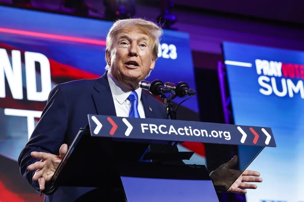 米ワシントンでの選挙関連の集会で発言するトランプ前大統領/Anna Moneymaker/Getty Images