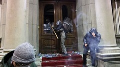 セルビア首都でデモ、市議会に突入図る　「盗まれた」選挙に抗議
