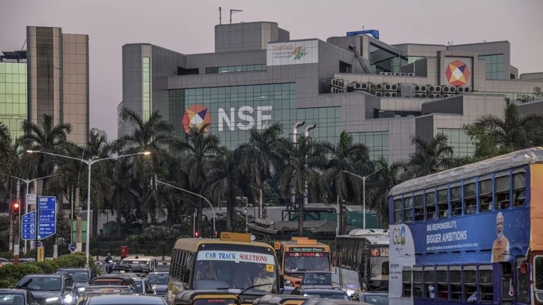 ムンバイにあるインド国立証券取引所（ＮＳＥ）の建物/Atul Loke/Bloomberg/Getty Images