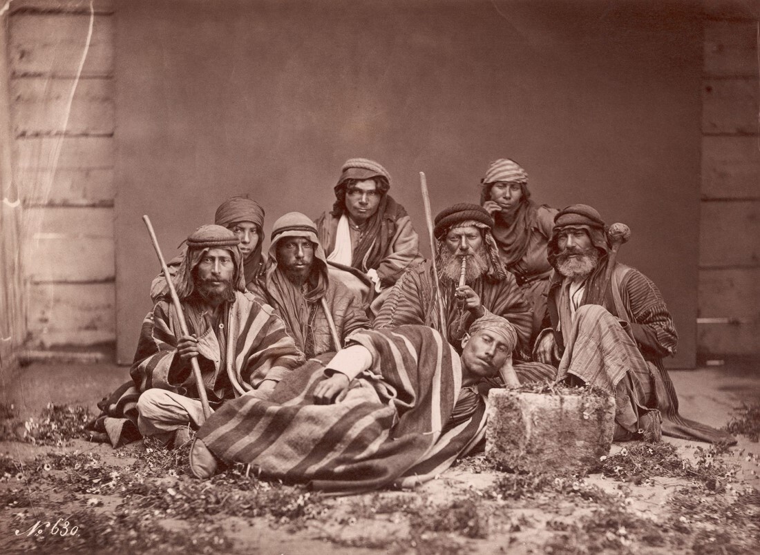 歴史家はケフィエの歴史を遡（さかのぼ）り、歴史的パレスチナにおけるベドウィンに起源を求めている。ベドウィンは砂漠の日差しや砂から身を守るためにケフィエを着用していた/Bettmann Archive/Getty Images