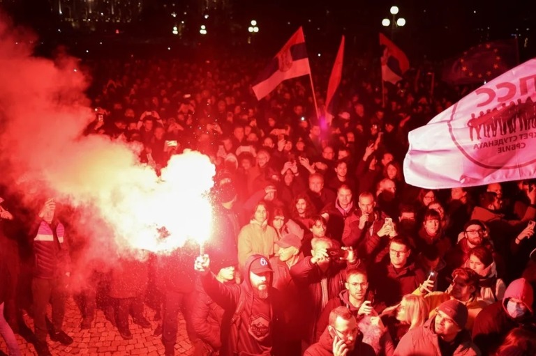 抗議のデモ行進を行う野党連合の支持者ら/Marko Djurica/Reuters
