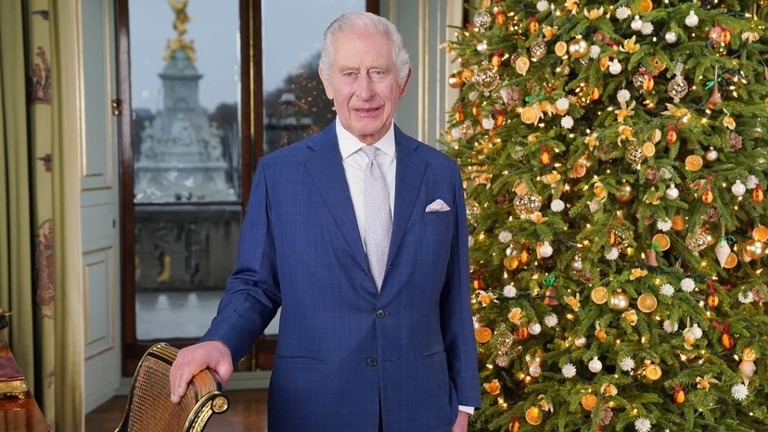 バッキンガム宮殿の部屋で撮影したチャールズ国王のクリスマスメッセージが公開された/Jonathan Brady/WPA/Getty Images