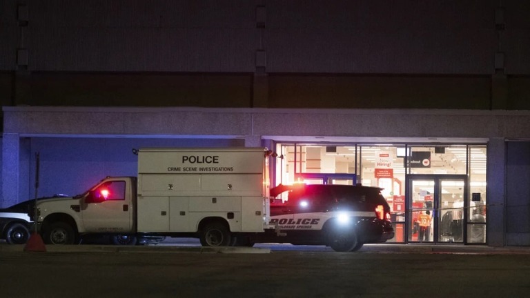 買い物客でにぎわう米コロラド州のショッピングモールで銃撃があった/Jerilee Bennett/The Gazette/AP