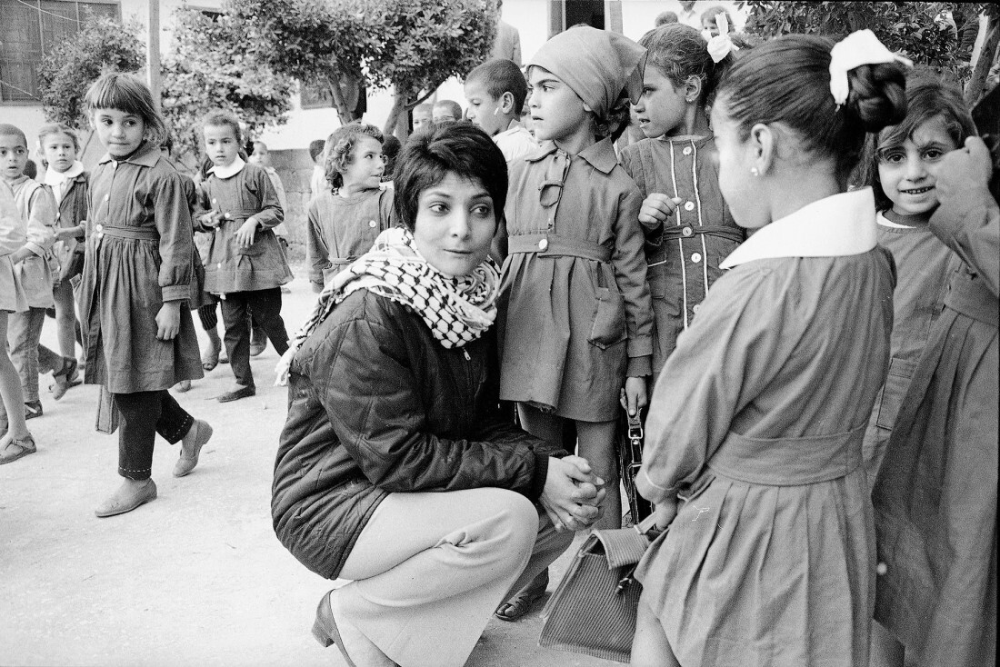 ケフィエを着けてパレスチナの難民キャンプを訪問するライラ・ハリド氏/Harry Koundakjian/AP
