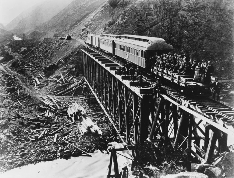 １８６９年５月１０日、ユタ州プロモントリーポイントで最初の大陸横断鉄道が接続した/Archive Photos/Getty Images