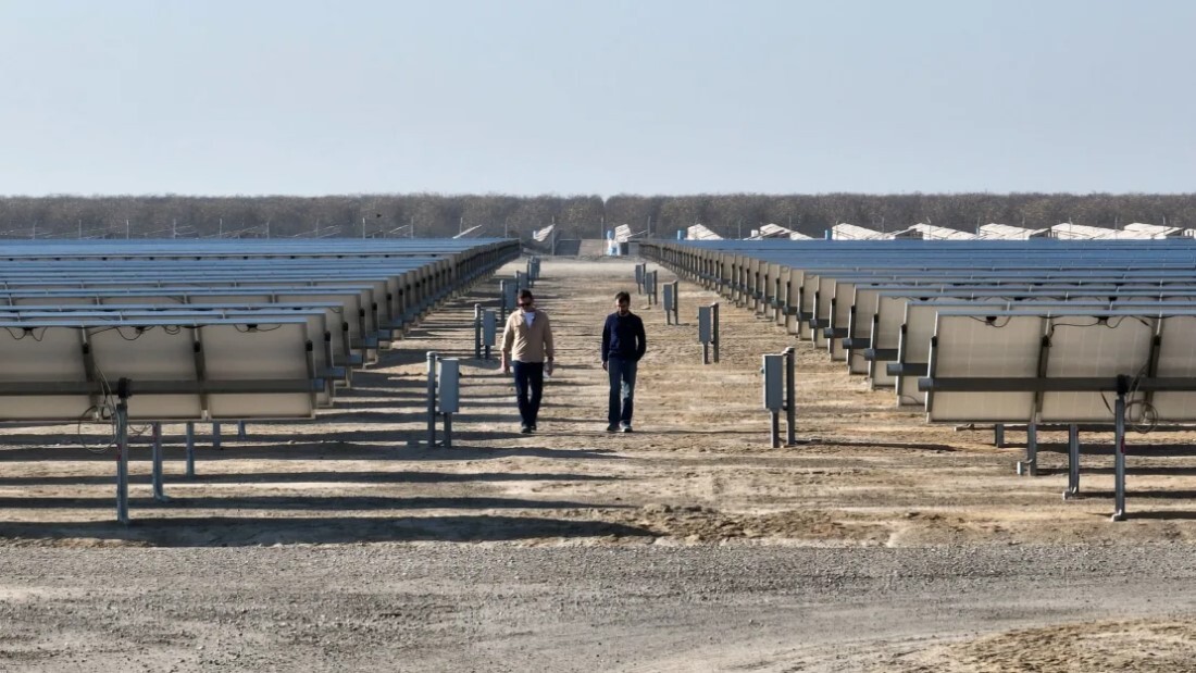 アントラの太陽光発電場を歩くＣＮＮの気候記者/Julian Quinones/CNN