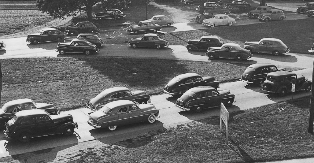 自動車で渋滞するニューヨーク州レビットタウン近郊の道路＝１９５１年９月２８日/Harvey Weber/Newsday RM/Getty Images