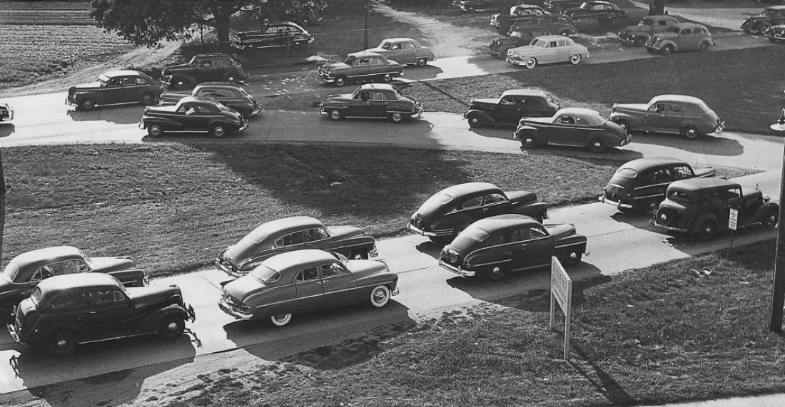 自動車で渋滞するニューヨーク州レビットタウン近郊の道路=1951年9月28日/Harvey Weber/Newsday RM/Getty Images
