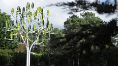 葉を思わせる多数のタービンから発電する「ウインドツリー」の試作型。仏企業ニューワールドウインドが開発している