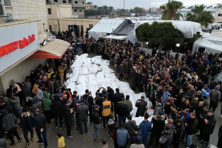 アクサ病院で大勢の死者の葬儀が行われる様子/Mahmud Hams/AFP/Getty Images