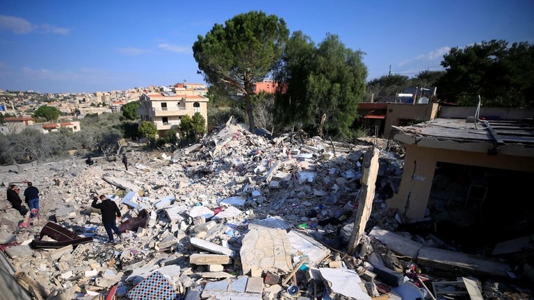 イスラエル軍の空爆で瓦礫と化したレバノン南部の建物/Stringer/AFP/Getty Images
