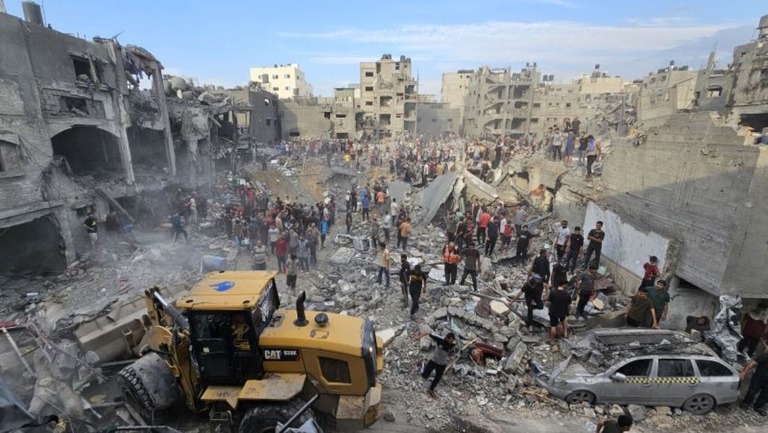 イスラエル軍の攻撃で破壊されたガザ北部のジャバリヤ難民キャンプ/Stringer/Anadolu Agency/Getty Images