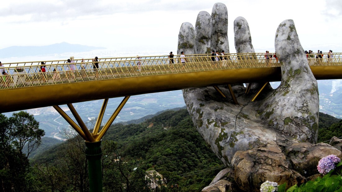 ベトナム中部にある「黄金の橋（ゴールデンブリッジ）」/LINH PHAM/AFP/Getty Images