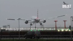 暴風の中で着陸、滑走路上で激しく揺れる機体　中継者絶叫　英ヒースロー空港