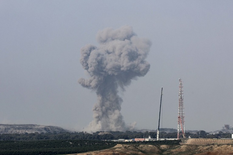 パレスチナ自治区ガザ地区の各地で２８日、イスラエル軍（ＩＤＦ）の空爆が相次いだ/Jack Guez/AFP/Getty Images