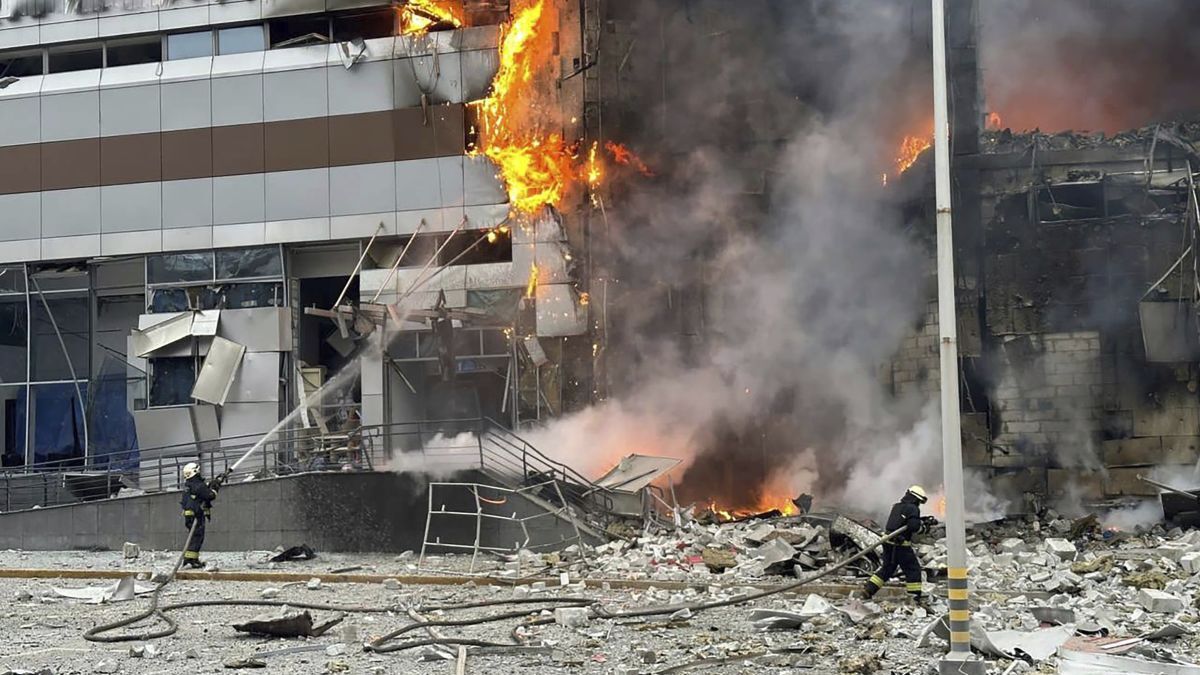 首都キーウで攻撃後に炎を上げる建物の消火に消防士が向かう＝２９日/Ukrainian Emergency Service/AP