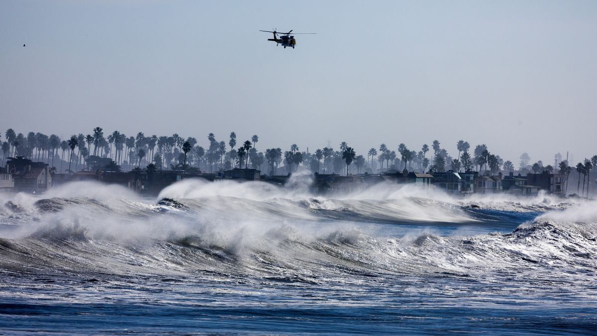 ベンチュラ埠頭（ふとう）の南側では高波の上空を消防ヘリが飛行して警戒＝２８日/Brian van der Brug/Los Angeles Times/Getty Images