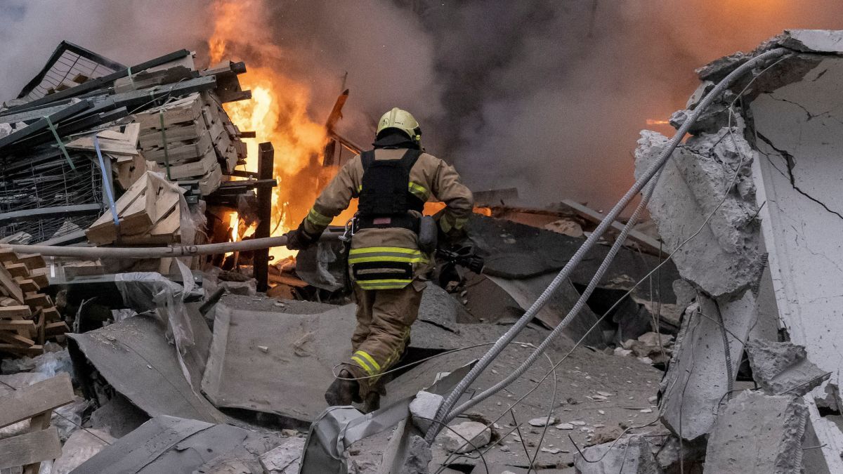 北東部ハルキウでロシアのミサイル攻撃による被害現場に出動する消防士＝２９日/Yevhen Titov/Reuters