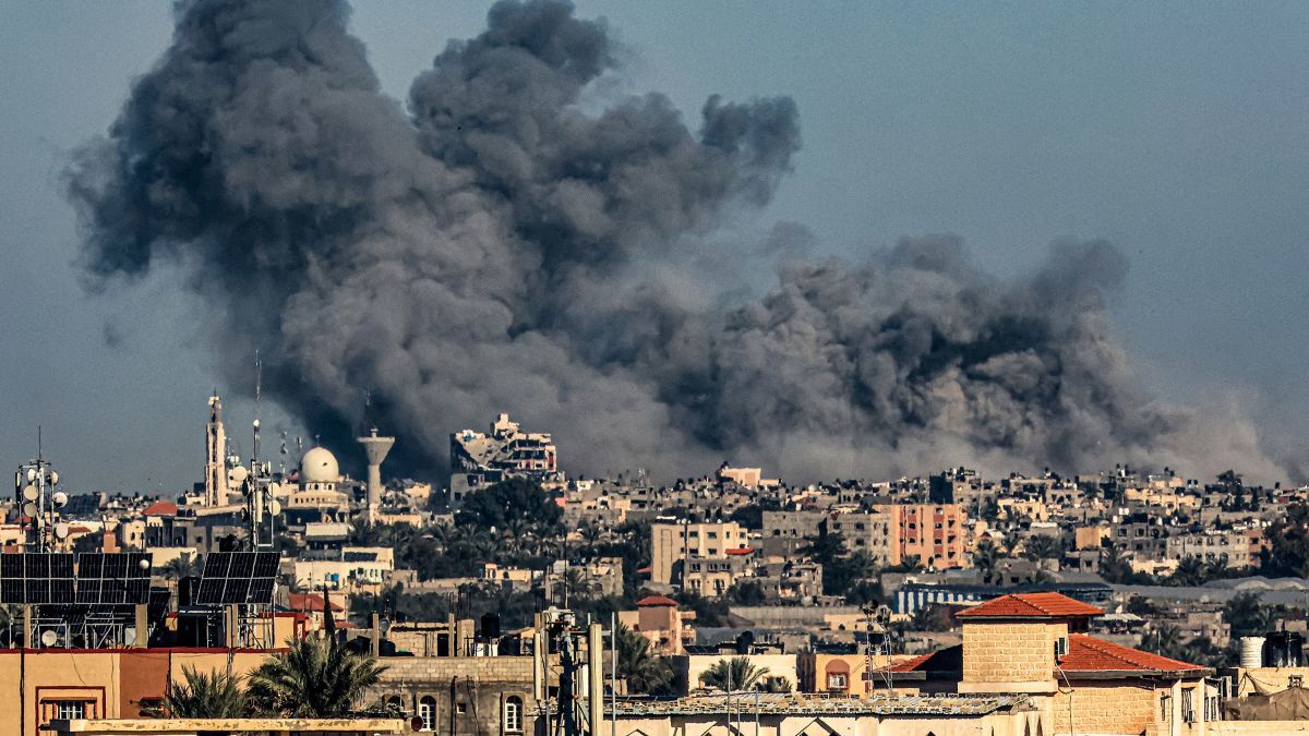 イスラエル軍の攻撃を受けるガザ地区ラファから立ち上る煙=16日/Said Khatib/AFP/Getty Images