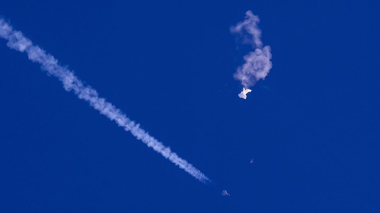 サウスカロライナ州沖の上空に大型気球の残骸が見える。Ｆ２２戦闘機がミサイルで偵察気球と疑われる機体を撃墜した＝２月４日/Chad Fish/AP