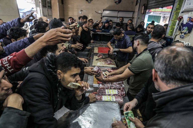 肉を買いにパレスチナの人々が詰めかける＝３０日、ラファ/Abed Rahim Khatib/picture alliance/Getty Images