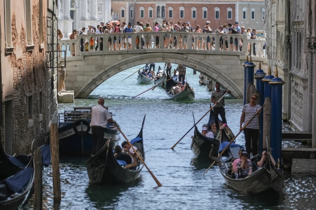 水路を移動するゴンドラ/Stefano Mazzola/Getty Images
