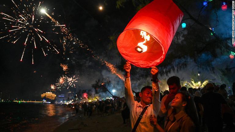 ランタンを打ち上げる人々＝カンボジア/Tang Chhin Sothy/AFP/Getty Images